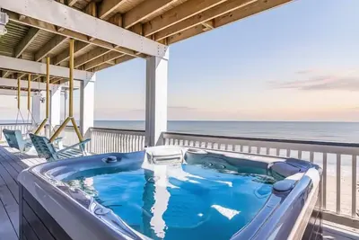 Image de Luxury Beachfront 4br | Hot Tub | Firepit & Tiki bar