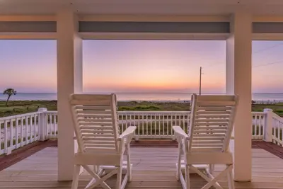 Image de Stunning | Beachfront | Large Deck | Sleeps 14