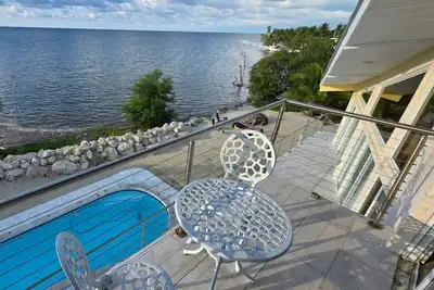 Image de Four-bedroom beach house  with oceanfront pool and smokeless bonfire area