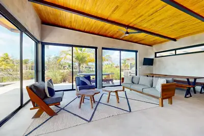 Image de Spacious waterfront villa with private plunge pool, deck & full kitchen