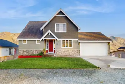 Image de Spacious home w/ full kitchen, great location & deck with incredible views