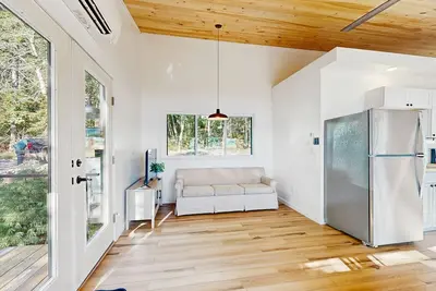 Image de Modern Maine cottage with river views, deck, and a convenient washer/dryer