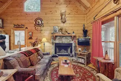 Image de Charming rustic cabin with loft, fireplace, porch rockers & fire pit evenings