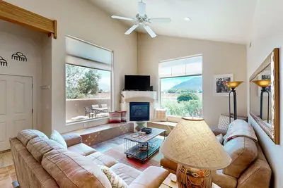 Image de Townhome in Rim Village w/red rock views, community pool & hot tub