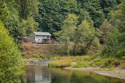 Image de Updated Riverfront Home with Stunning Views, Deck, Kayaks, Fireplace