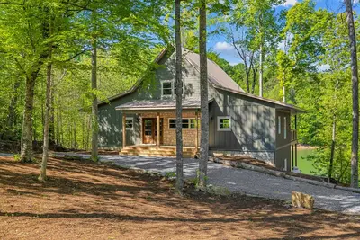 Image de Serene waterfront cabin with decks, patio, fire pit - lake living!