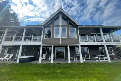 Image de Luxurious water view home surrounded by wildlife and breath taking views