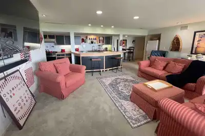 Image de Luxurious water view home with private hot tub surrounded by wildlife