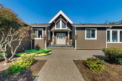 Image de Luxurious water view home surrounded by wildlife and a private hot tub