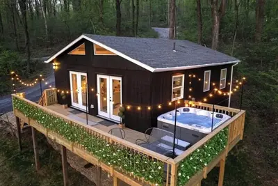 Image de New Zen Cabin in the Clouds. Hot Tub, Wineries, Skyline