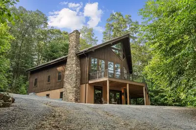 Image de Get away to this private lodge in the heartland of the Allegheny Mountains, where peace and quiet surround you. Only 45 minutes from Penn State!