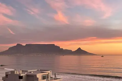Image de Views for days from this 2-bedroom apartment in Bloubergstrand, Cape Town
