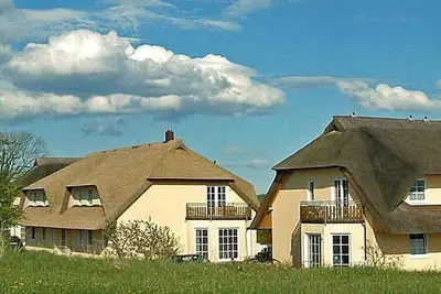 Image de 2 dans la maison au toit de chaume Boddenblick