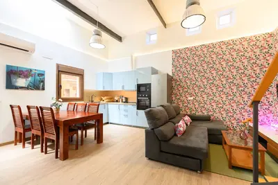 Image de Duplex moderne avec 2 chambres, cuisine équipée - Confort et style