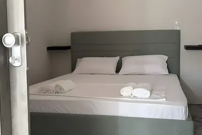Image de Maison de Vacances 'Azure Nest' avec Terrasse Privée, Wi-Fi et Climatisation