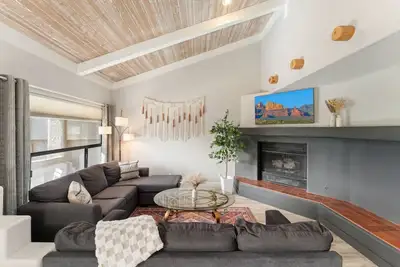 Image de 2br Sedona Escape with Workspace & Pool Access