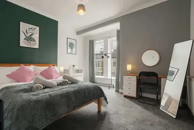 Image de Contractor-Friendly Cosy Home  | Near Newland Avenue & Free Parking On Street