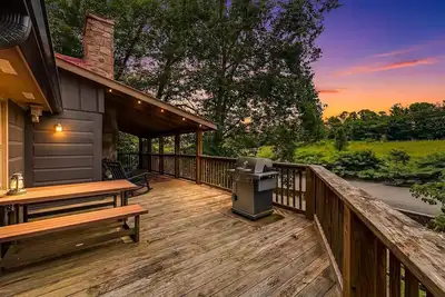 Image de Hillside Hideaway- 2 King Suites, Quiet Setting, Close to Soaky Mtn Water Park