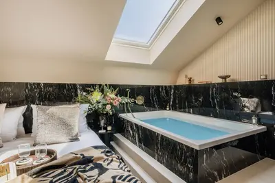 Image de Two-Level Apartment with Bathtub in Bedroom