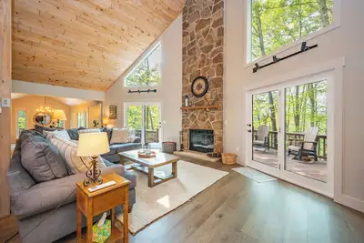 Image de New! Split Lakefront Home w/ Hot Tub & Dock