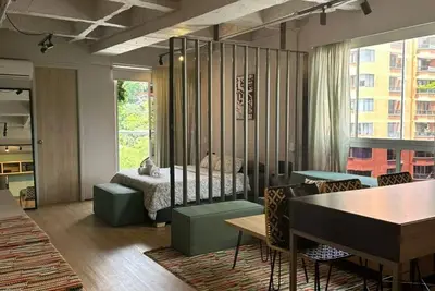 Image de Loft-Style apartment with A/C. Close to shopping, dining, bars, and nightlife.