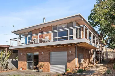 Image de Coastal retreat with 3 bedrooms, studio, pool room and panoramic views.