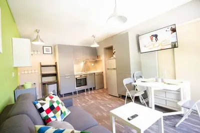 Image de 240m du centre station, 2ème étage, vue pistes de ski, balcon, parking, télévision, casier à ski