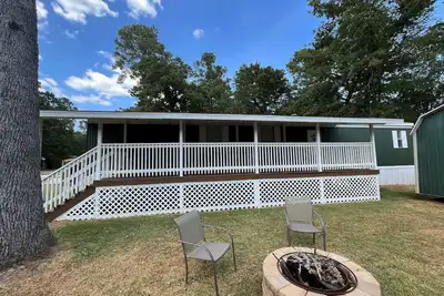 Image de Charming 2-bedroom 2-bath cabin in Point Blank with lake access