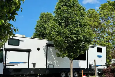 Image de Not camping, Glamping! Beautiful 45’ park model Rv. Adults over 18 only.