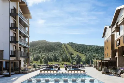 Image de Cozy Queen Room | Mountain Views, Ski Access & Spa