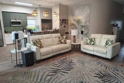 Image de Pool Villa with Hot Tub, sleeps 6, 15 min to Lido Key Beach