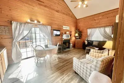 Image de Cozy Rustic Cabin, Fireplace, Ultimate Relaxation 3 miles from the strip!