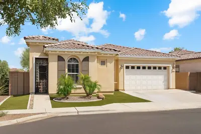 Spacious Retreat —Minutes from Westgate & Stadium