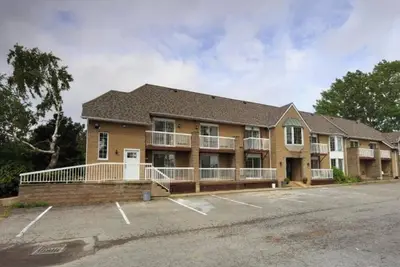 Fullerton Manor Inn