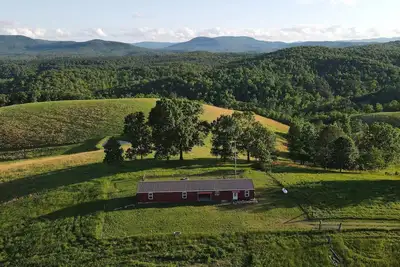 Image de Farmhouse & Rustic Patio with Beautiful Views!