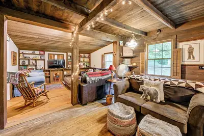 Trail Access & Tranquil Setting: Franklin Retreat!