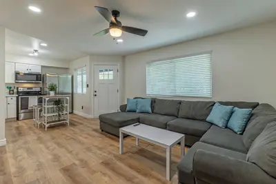 Walk to Mill Ave! Crisp and Clean Tempe 2br