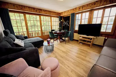 Image de Une pièce à vivre chaleureuse, décorée avec goût, équipée d’un canapé-lit confortable pour 2 personn