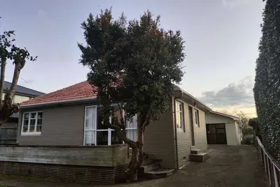 Image de 7 Beds including 4 Double Beds, 1 Single Bed, 2 Double Sofa Beds, 8 Renton Road, Mt Albert, Auckland