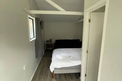 Image de 3 Beds including 1 Double Bed, 2 Single Sofa Beds Garden Chalet, Unit C, 9 Steeles Lane