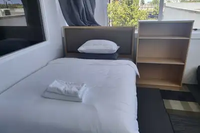 Image de 6 Beds including 1 Dbl Bed, 1 Single Bed, 4 Singgle Sofa Bed in 1 Room & 1 Lounge