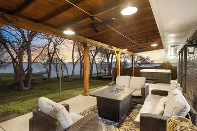 Image de Cosy Lakefront Home