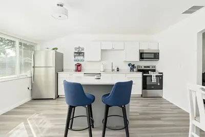Image de 2br + Guest Room/Office - Pet Friendly