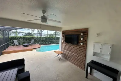 Image de Spacious 4-bedroom house close to Disney!