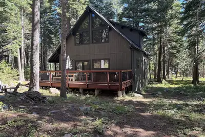 Image de Marvelous 3-bedroom cabin in Tahoma with Hot Tub, close to beaches, trails.