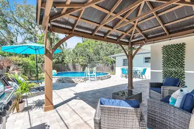 Image de Private Heated Pool, Gas Grill, Outdoor Space, Parking, Short Drive to Beach! ~ Melba's Backyard Ret