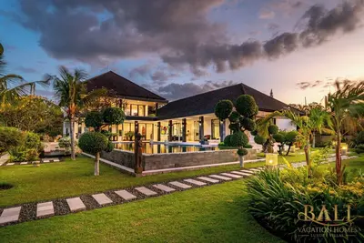 Image de Sunrise Luxury at the Edge of the Sea and River with Heli Pad and tennis court!