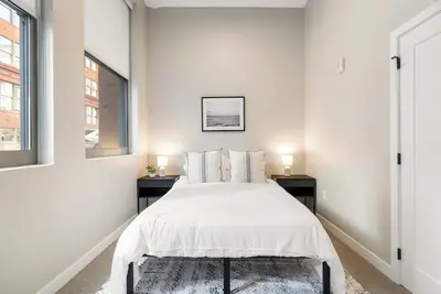Image de Spacious 2br CozySuites | Otr Downtown #15
