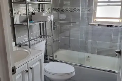 Image de Enjoy a home away from home. In Jamaica Queens. A/C and Heat