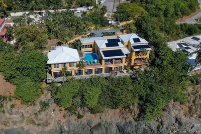 Image de 5 Bedroom Waterfront Villa Tryst